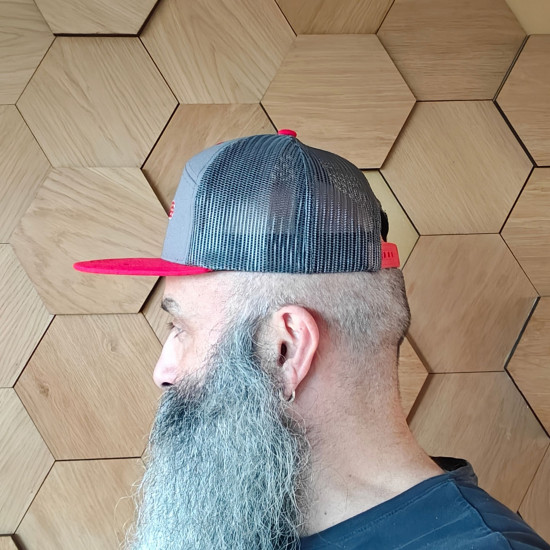 Superfurry Grau & Rot Trucker Cap mit Frontstickerei und Mesh-Rückseite